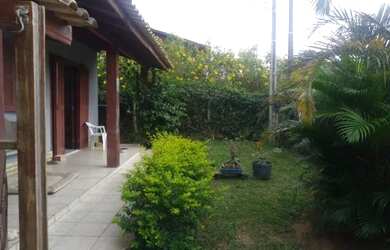 Imagem: A casa possui 3 Dormitórios, 2 Banheiros, 3 Vagas na garagem