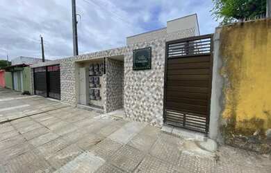 Imagem: A casa possui 3 Dormitórios, 2 Banheiros, 1 Vaga na garagem