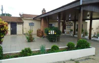 Imagem: A casa possui 3 Dormitórios, 2 Banheiros, 180m² de Área e