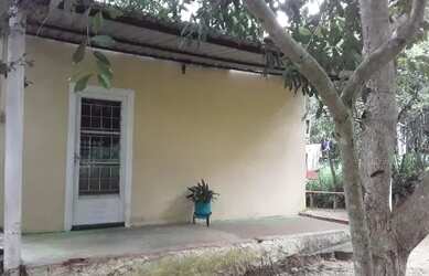 Imagem: A casa possui 1 Dormitório, 1 Banheiro, 240m² de Área e