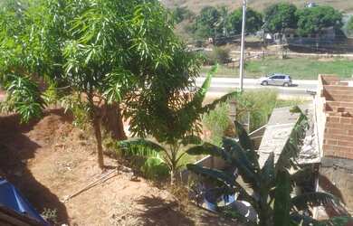 Imagem: A casa possui 3 Dormitórios, 2 Banheiros, 4 Vagas na garagem