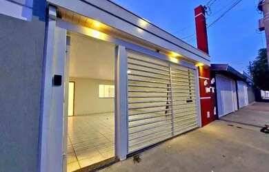 Imagem: A casa possui 3 Dormitórios, 2 Banheiros, 2 Vagas na garagem