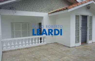 Imagem: A casa possui 3 Dormitórios, 2 Banheiros, 3 Vagas na garagem