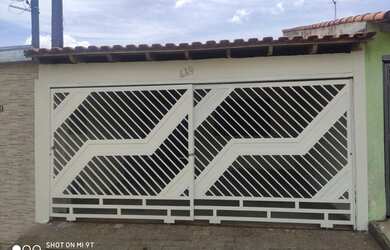 Imagem: A casa possui 2 Dormitórios, 1 Banheiro, 2 Vagas na garagem