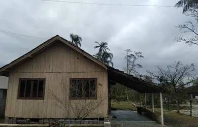 Imagem: A casa possui 3 Dormitórios, 1 Banheiro, 1 Vaga na garagem
