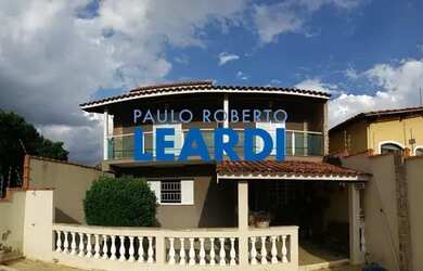 Imagem: A casa possui 4 Dormitórios, 4 Banheiros, 2 Vagas na garagem