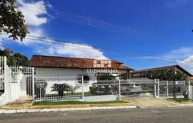 Imagem: A casa possui 5 Dormitórios, 5 Banheiros, 4 Vagas na garagem