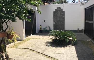 Imagem: A casa possui 4 Dormitórios, 3 Banheiros, 2 Vagas na garagem