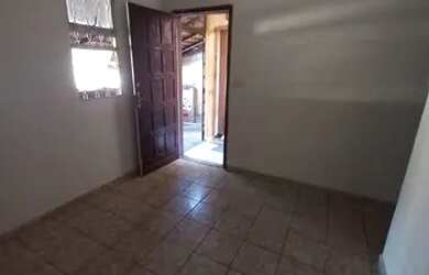 Imagem: A casa possui 2 Dormitórios, 1 Banheiro, 1 Vaga na garagem