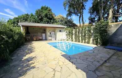 Imagem: A casa possui 3 Dormitórios, 3 Banheiros, 2 Vagas na garagem