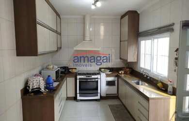 Imagem: A casa possui 3 Dormitórios, 3 Banheiros, 5 Vagas na garagem