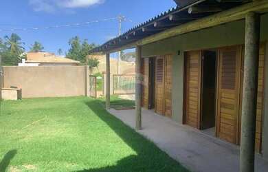 Imagem: A casa possui 4 Dormitórios, 5 Banheiros, 2 Vagas na garagem