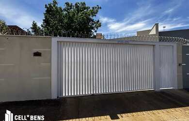 Imagem: A casa possui 3 Dormitórios, 3 Banheiros, 2 Vagas na garagem