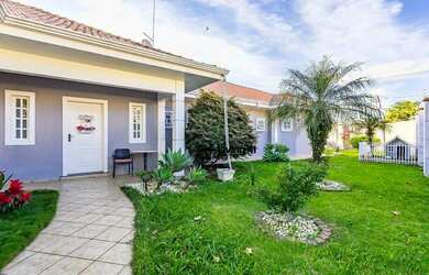 Imagem: A casa possui 4 Dormitórios, 4 Banheiros, 5 Vagas na garagem