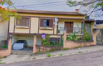 Imagem: A casa possui 3 Dormitórios, 2 Banheiros, 2 Vagas na garagem