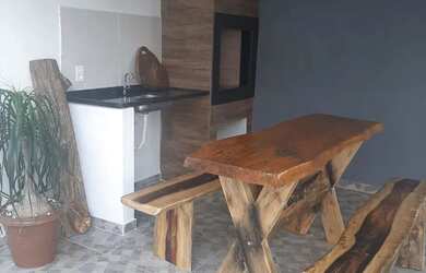 Imagem: A casa possui 2 Dormitórios, Acomodam 12 pessoas, 2 Vagas na