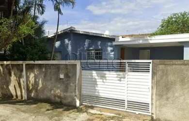 Imagem: A casa possui 3 Dormitórios, 2 Banheiros, 5 Vagas na garagem