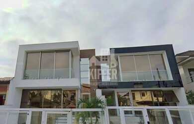 Imagem: A casa possui 3 Dormitórios, 4 Banheiros, 3 Vagas na garagem