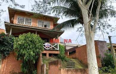 Imagem: A casa possui 3 Dormitórios, 1 Banheiro, 2 Vagas na garagem