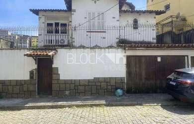 Imagem: A casa possui 5 Dormitórios, 5 Banheiros, 3 Vagas na garagem