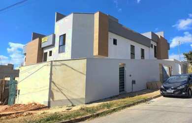 Imagem: A casa possui 3 Dormitórios, 2 Banheiros, 1 Vaga na garagem