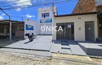 Imagem: A casa possui 3 Dormitórios, 1 Banheiro, 1 Vaga na garagem