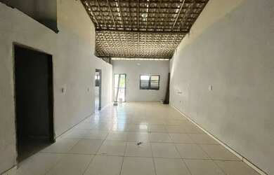 Imagem: A casa possui 3 Dormitórios, 2 Banheiros, 1 Vaga na garagem