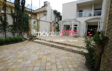 Imagem: A casa possui 4 Dormitórios, 5 Banheiros, 4 Vagas na garagem