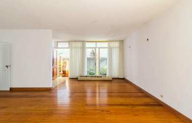 Imagem: A casa possui 4 Dormitórios, 1 Banheiro, 307m² de Área e