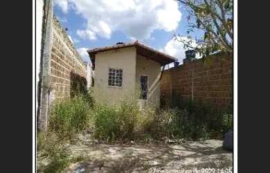 Imagem: A casa possui 2 Dormitórios, 1 Banheiro, 1 Vaga na garagem