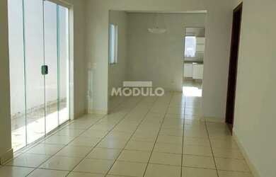 Imagem: A casa possui 3 Dormitórios, 2 Banheiros e 280m² de Área