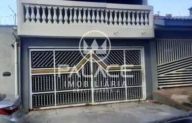 Imagem: A casa possui 3 Dormitórios, 1 Banheiro, 2 Vagas na garagem