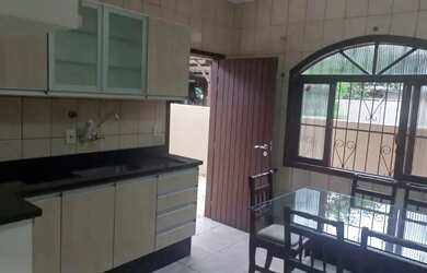 Imagem: A casa possui 2 Dormitórios, 1 Banheiro, 1 Vaga na garagem