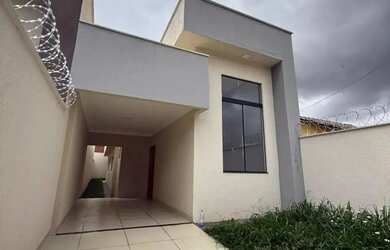 Imagem: A casa possui 3 Dormitórios, 2 Banheiros, 2 Vagas na garagem