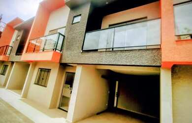 Imagem: A casa possui 3 Dormitórios, 1 Banheiro, 2 Vagas na garagem