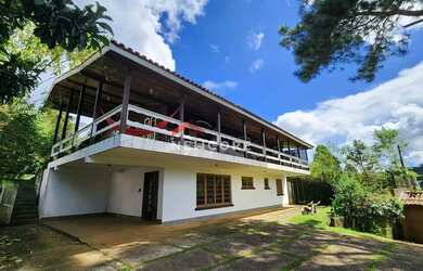 Imagem: A casa possui 5 Dormitórios, 3 Banheiros, 2 Vagas na garagem