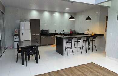 Imagem: A casa possui 2 Dormitórios, 2 Banheiros, 2 Vagas na garagem