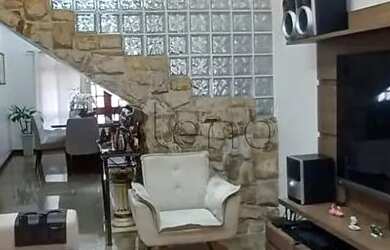 Imagem: A casa possui 3 Dormitórios, 4 Banheiros, 2 Vagas na garagem