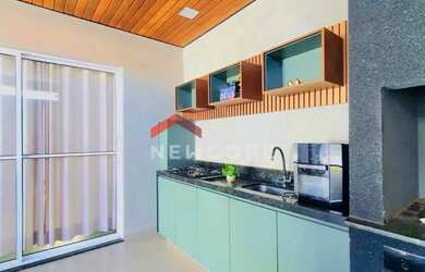 Imagem: A casa possui 3 Dormitórios, 2 Banheiros, 2 Vagas na garagem