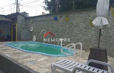 Imagem: A casa possui 4 Dormitórios, 2 Banheiros, 1 Vaga na garagem