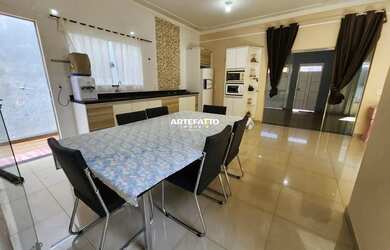 Imagem: A casa possui 3 Dormitórios, 3 Banheiros, 4 Vagas na garagem