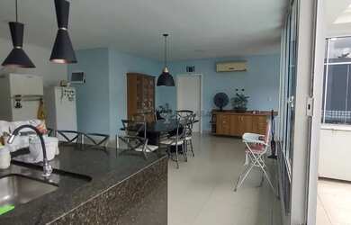 Imagem: A casa possui 5 Dormitórios, 4 Banheiros, 4 Vagas na garagem