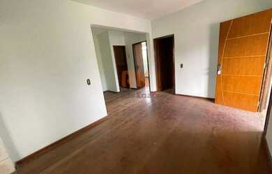 Imagem: A casa possui 3 Dormitórios, 2 Banheiros, 1 Vaga na garagem