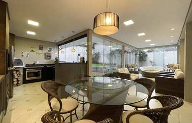 Imagem: A casa possui 3 Dormitórios, 4 Banheiros, 4 Vagas na garagem