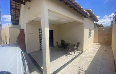 Imagem: A casa possui 3 Dormitórios, 2 Banheiros, 1 Vaga na garagem