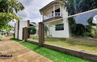 Imagem: A casa possui 3 Dormitórios, 3 Banheiros, 4 Vagas na garagem