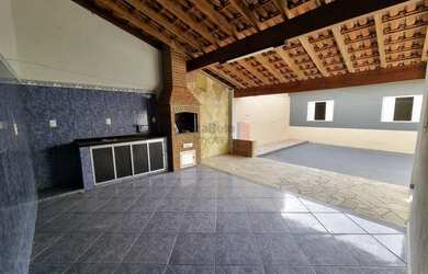 Imagem: A casa possui 2 Dormitórios, 2 Banheiros, 2 Vagas na garagem