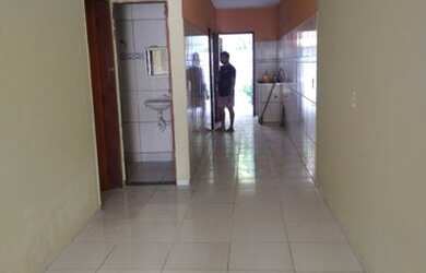 Imagem: A casa possui 3 Dormitórios, 1 Banheiro, 1 Vaga na garagem