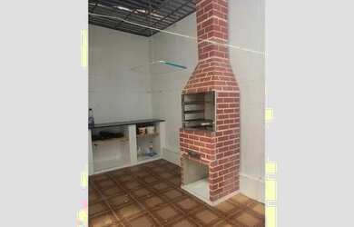 Imagem: A casa possui 3 Dormitórios, 2 Banheiros, 2 Vagas na garagem