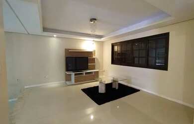 Imagem: A casa possui 3 Dormitórios, 3 Banheiros, 2 Vagas na garagem